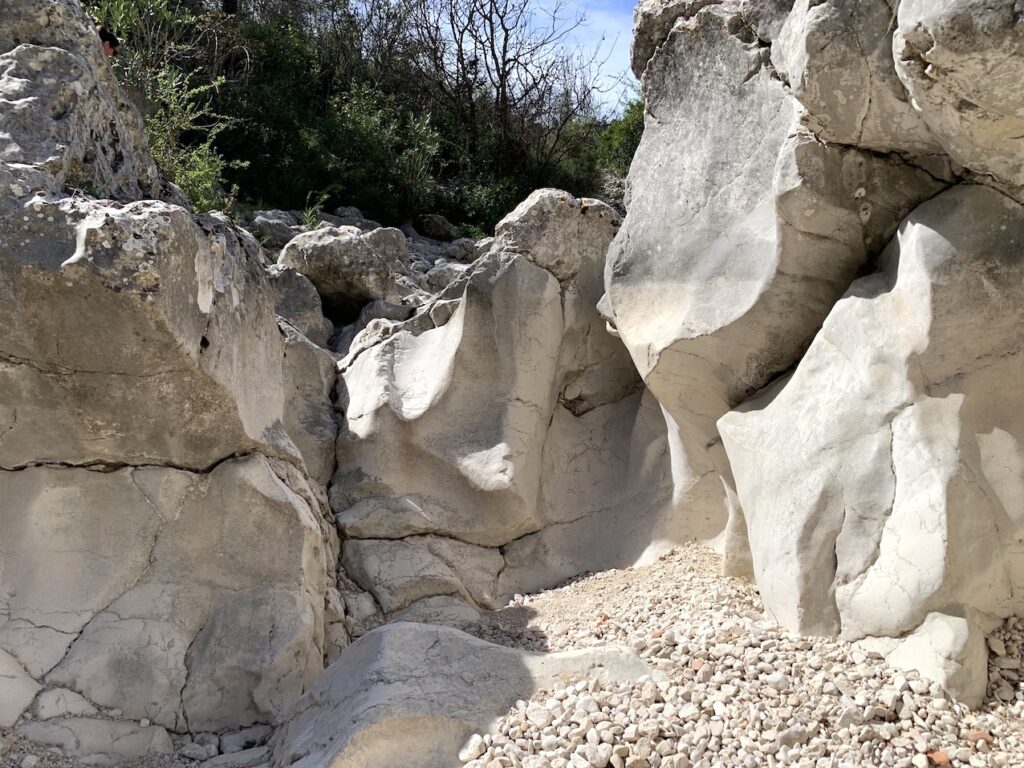 Zona de rocas grandes en el Barranc del Infern