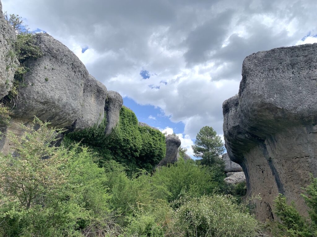Paisaje de rocas inmensas en la Ciudad Encantada de Cuenca