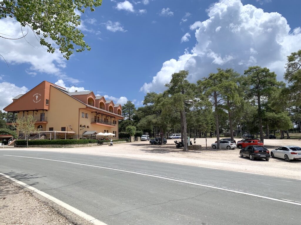 Parking y Hostal Restaurante frente a la Ciudad Encantada de Cuenca.