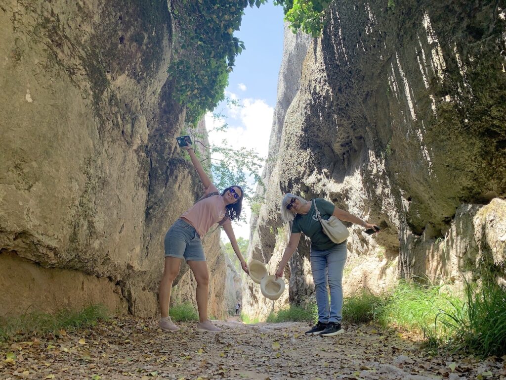 Angels y Eli en el Tobogán de la Ciudad Encantada de Cuenca