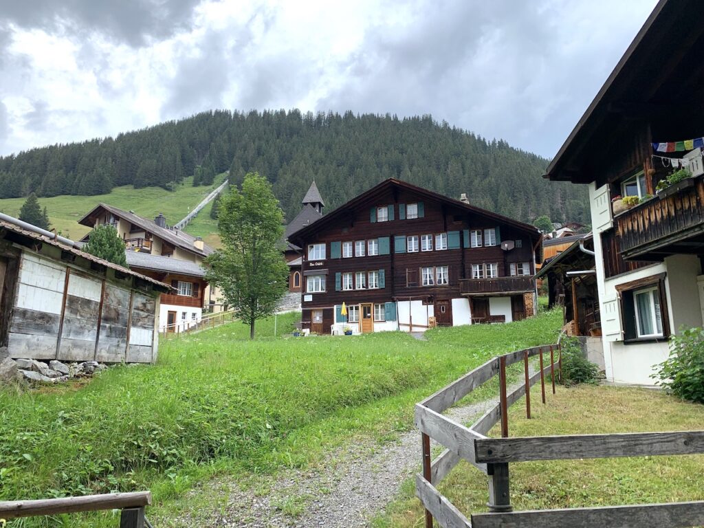 Casitas e iglesia de Mürren