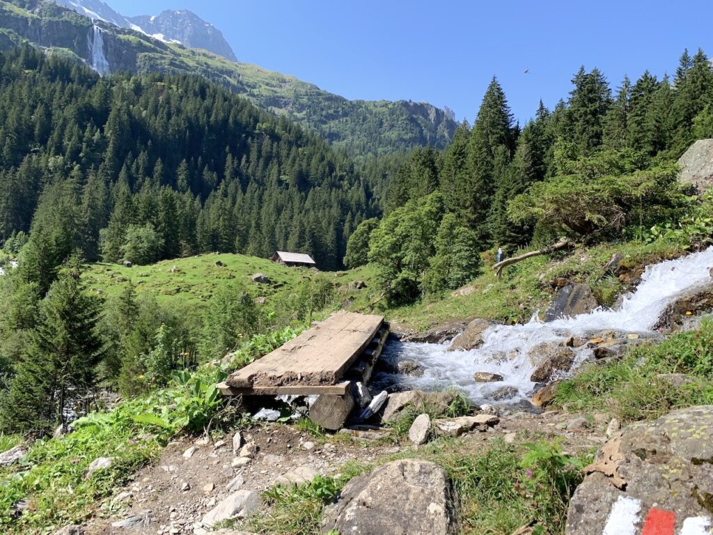 Puente de madera y la Cascada Schmadribachfall