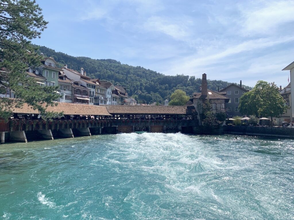 Untere Schleuse (Mühleschleuse) sobre el río Aar en Thun, Suiza.