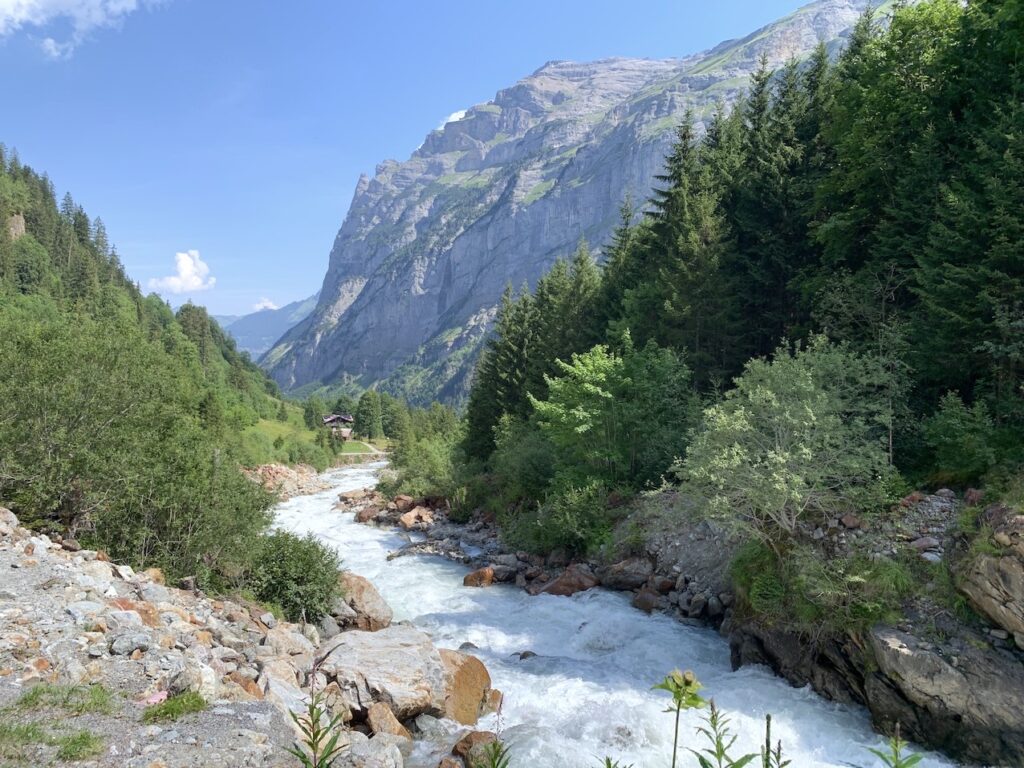 Río Weisse Lütschinen y vistas de Mönchsbüffel