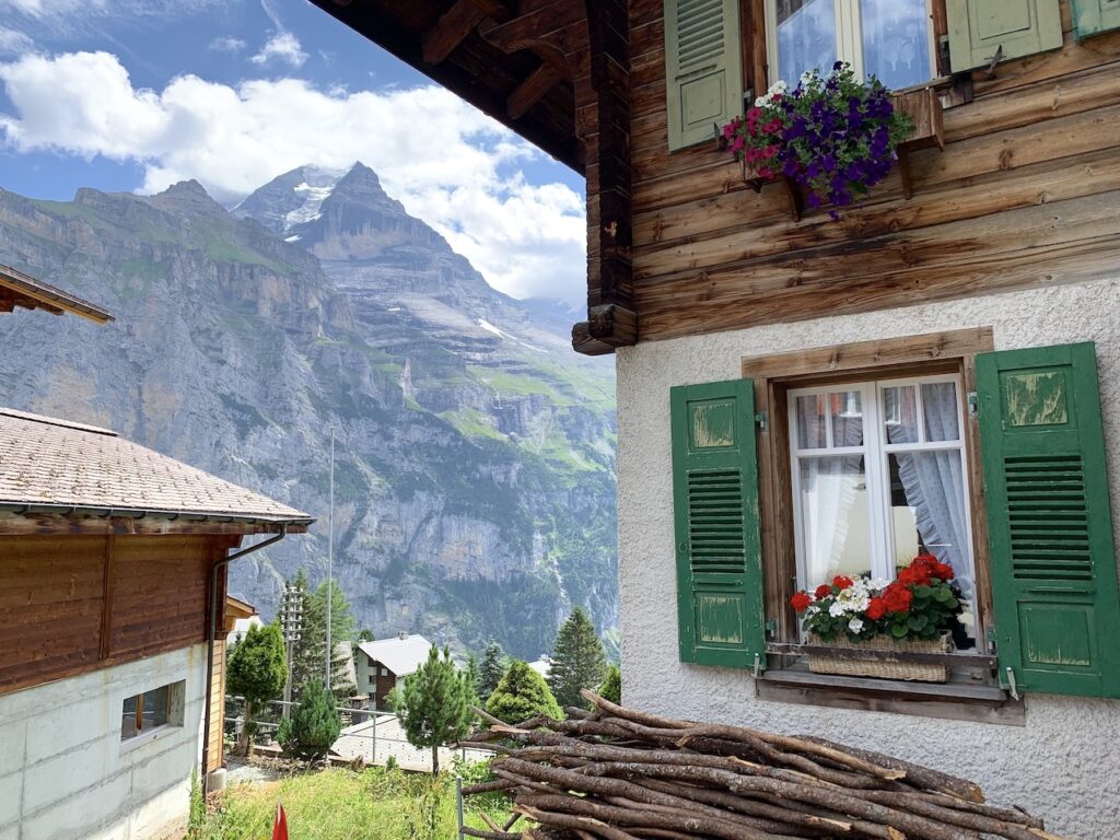 Casita de Mürren y las montañas