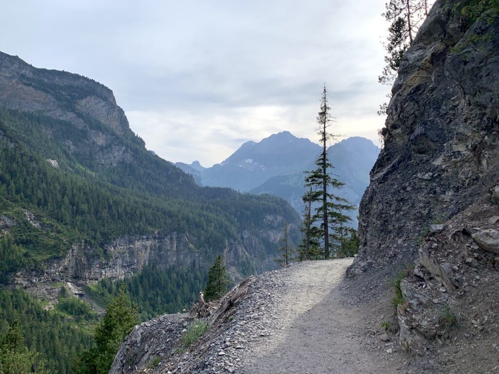 Paisaje de vuelta del lago Oeschinensee