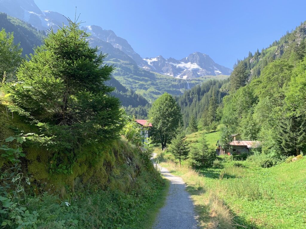 Acercándonos a Trachsellauenen con vistas de Breithorn y la cascada Schmadribachfall