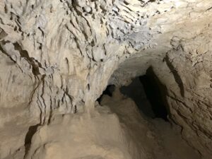 Pequeñas estalactitas en Coves de Cal Llucià