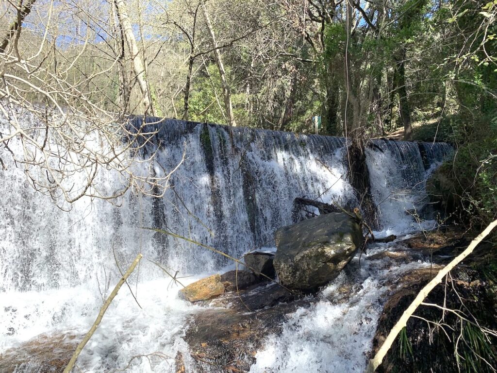 Cascada de pequeña presa