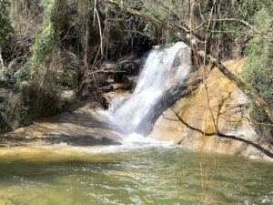 Pequeña cascada cerca Central 3