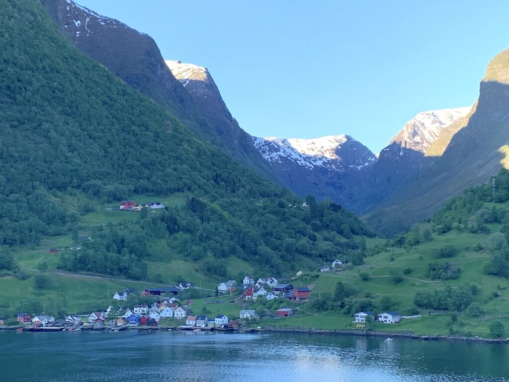 Pasando frente al pueblo de Undredal en el fiordo Aurlandsfjord