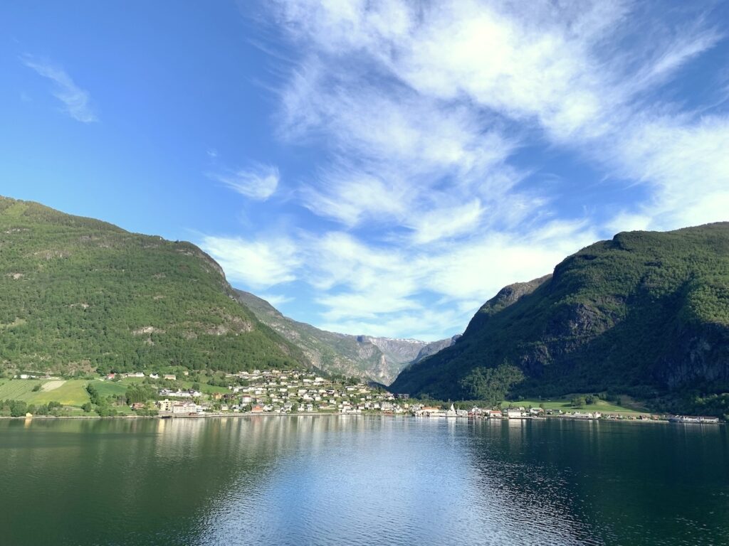 Vista del pueblo Aurlansvagen desde el fiordo Aurlandsfjord