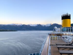 Crucero entre fiordos nevados en el fiordo Sognefjord