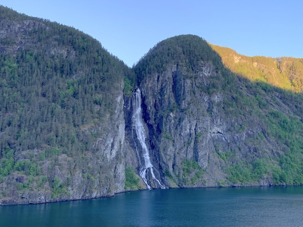 Fysseneset Waterfall en el fiordo noruego de Sognefjord