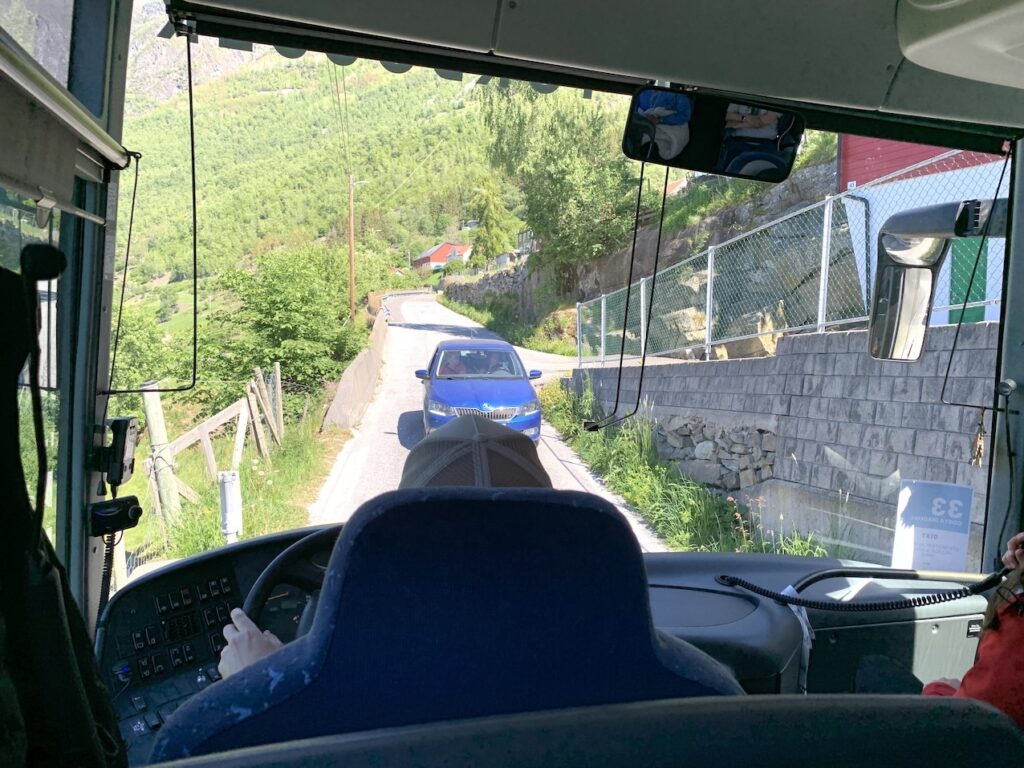 Carretera estrecha de camino al Mirador de Stegastein, Noruega