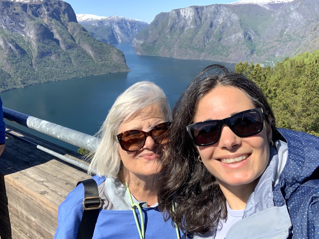 Angels y Eli con vistas al fiordo Aurlandsfjord desde el Mirador de Stegastein