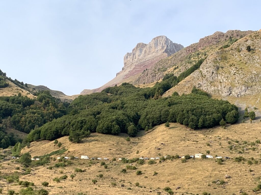 Vistas del Parking de Guarrinza y Castillo d'Acher