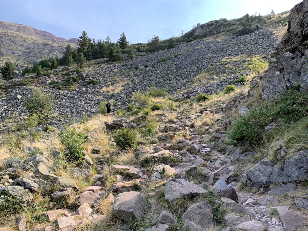 Subida por zona de piedras al Valle de Aguas Tuertas
