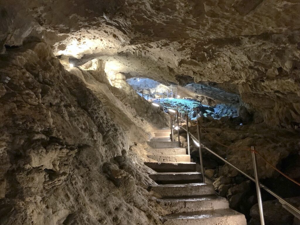 Accediendo a la Cueva de Güixas, Villanúa, Huesca