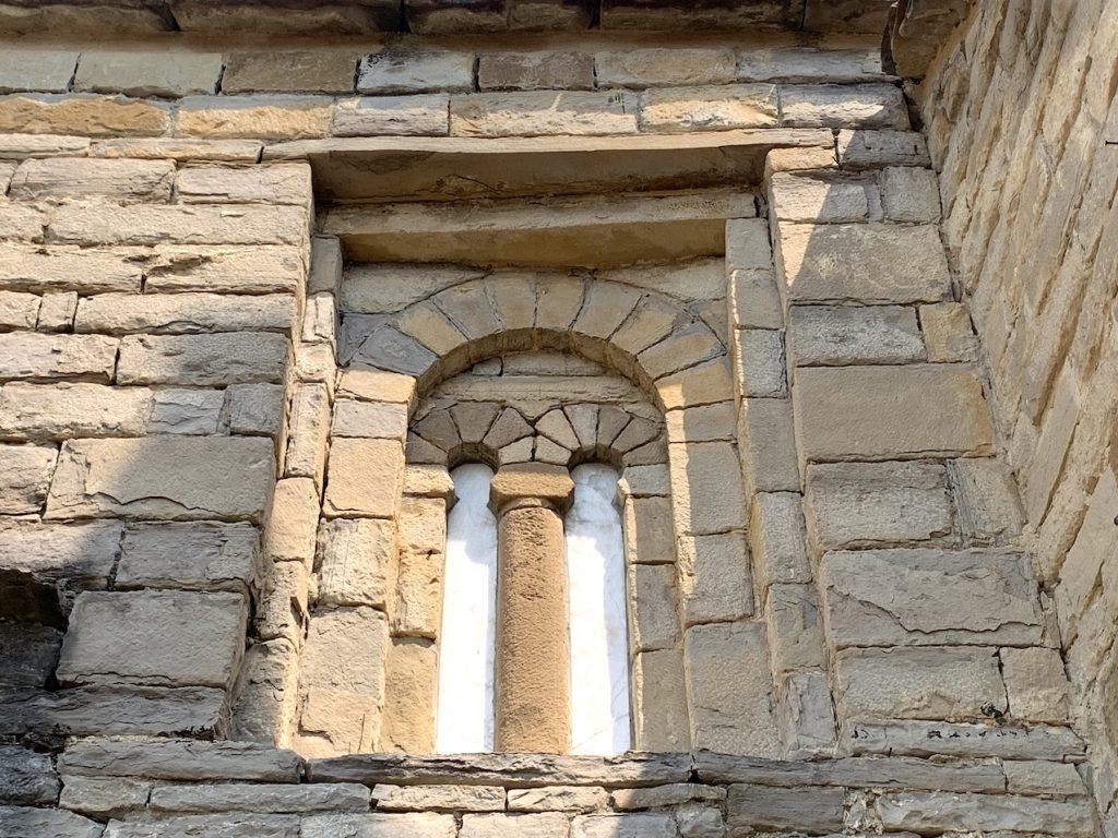 Detalle de arco de herradura en Iglesia de San Pedro de Lárrede, Huesca