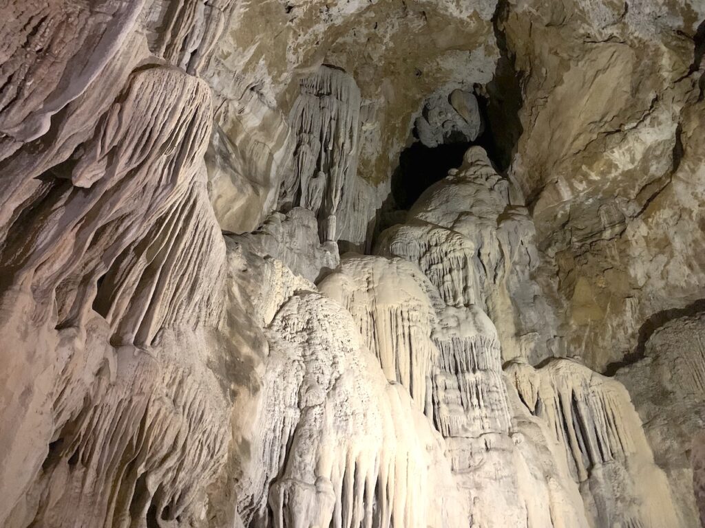 Sala de la Catedral en la Cueva de las Güixas, Villanúa, Huesca