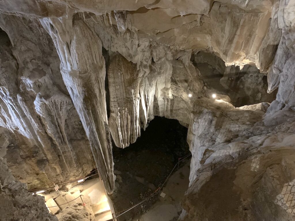 Vista desde arriba de la Sala de la Catedral en la Cueva de las Güixas, Villanúa, Huesca