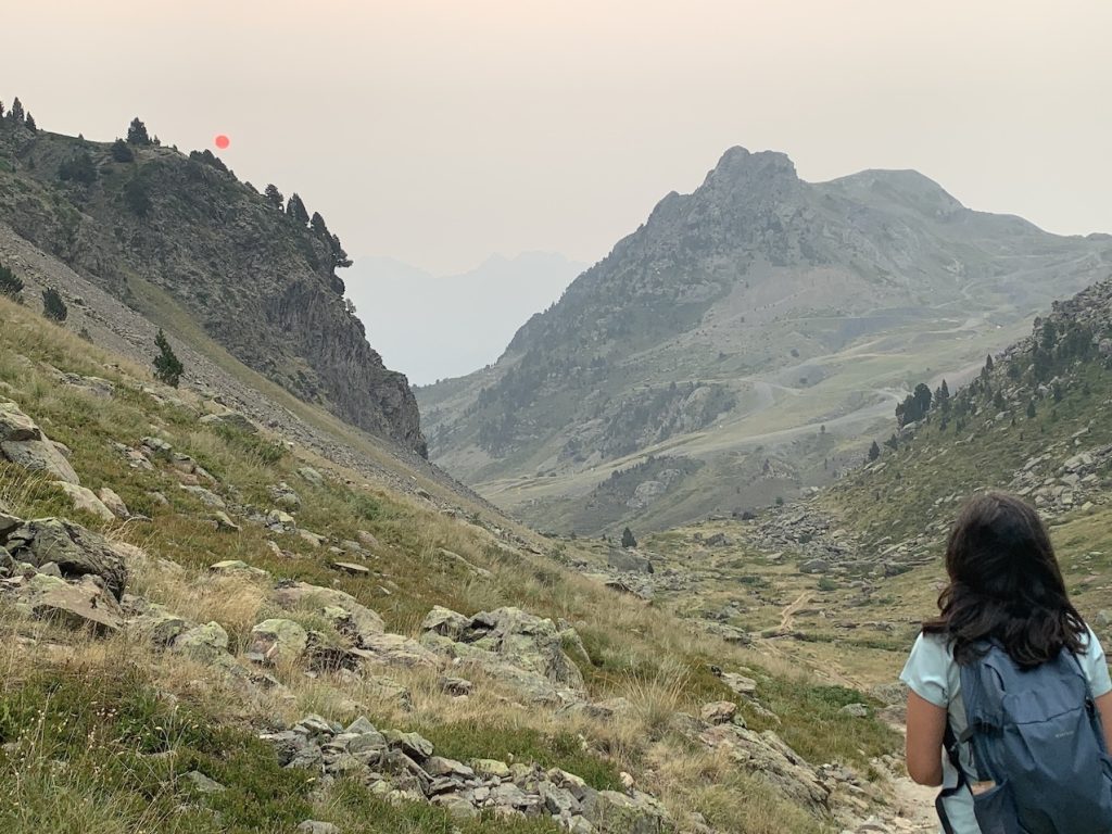 Eli viendo el sol rojo sobre las montañas camino a Anayet, Huesca