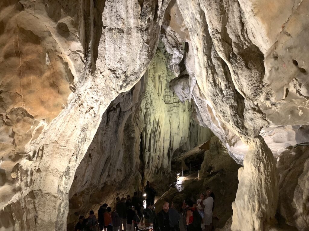 Ejemplo de Cortina en la Cueva de las Güixas, Villanúa, Huesca
