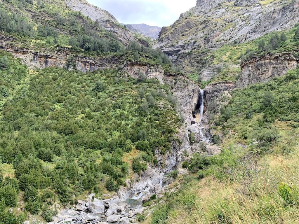 Cascada al fondo del Valle Llanos de La Larri, Huesca