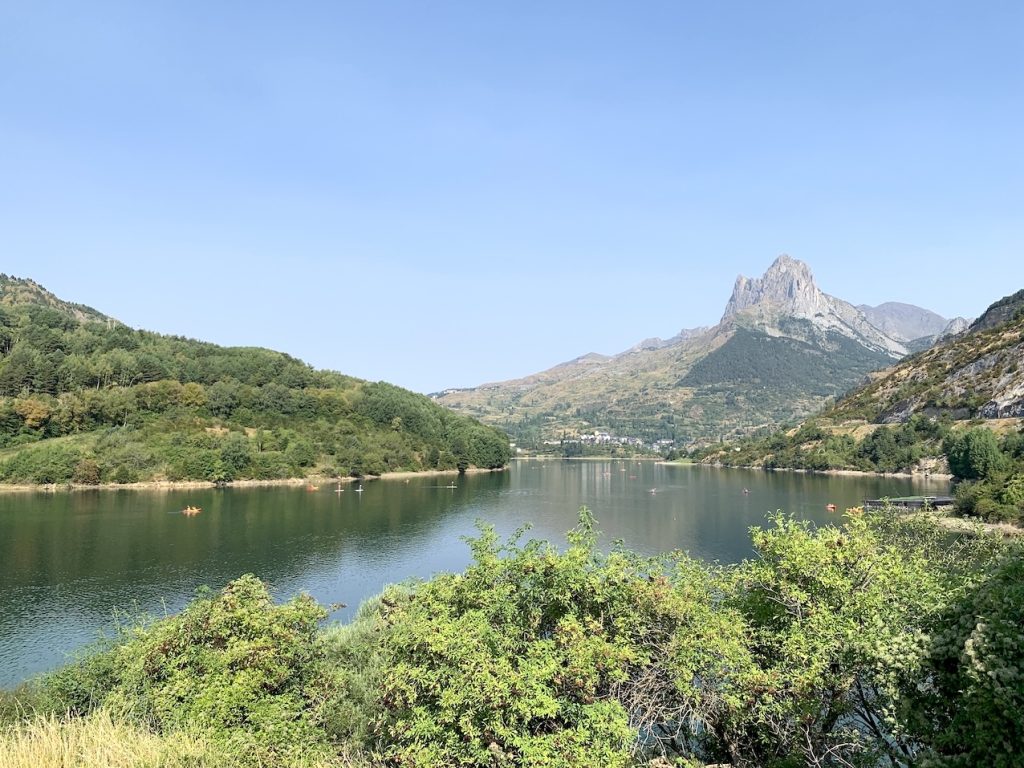 Embalse de Lanuza con vistas a Sallent de Gállego