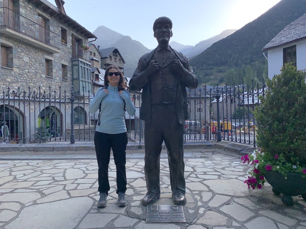 Eli y la escultura de Fermín Arrudi en Sallent de Gállego