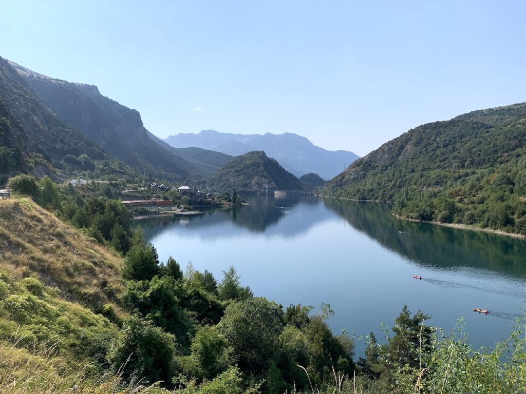 Embalse de Lanuza con vistas a Lanuza