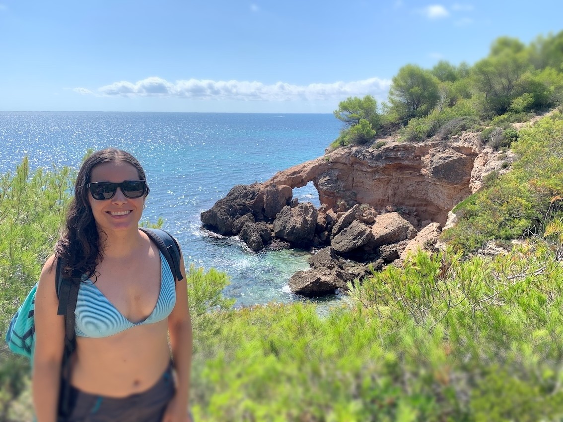 Eli en el Camí de Ronda de Ametlla de Mar a Platja Xelin