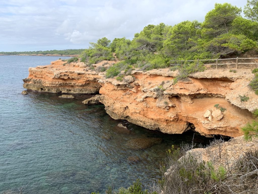Tramo con valla de madera entre Cala Lenya y Cala Figuera