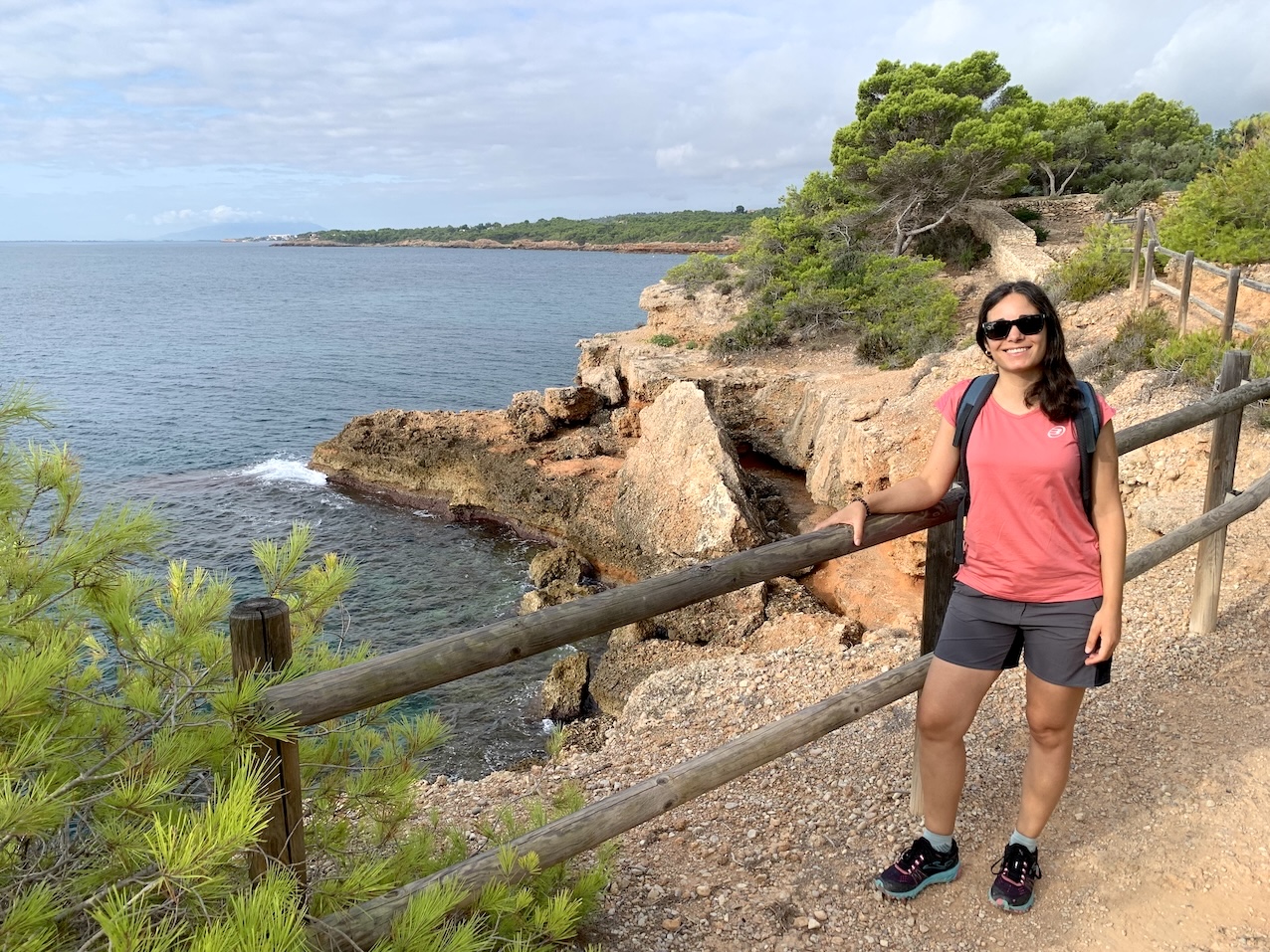 Eli caminando desde Cala Llenya a la Punta de l'Àliga