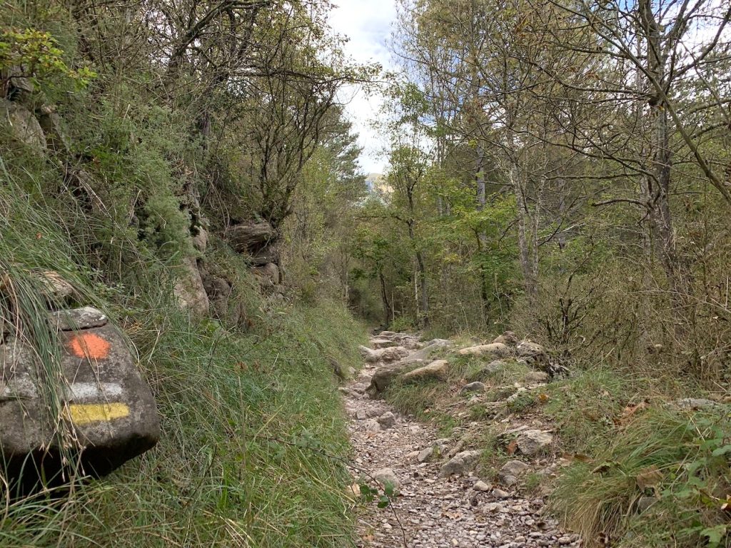 Señales en el camino para llegar a Els Empedrats